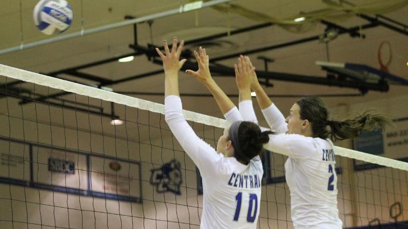 Volleyball Tops Holy Cross in Four Sets