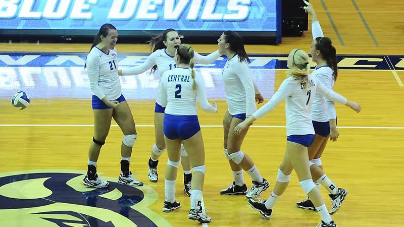 Volleyball Sweeps FDU on Saturday