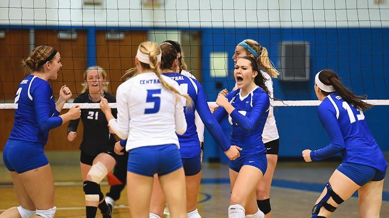 Volleyball Splits Two Matches on Saturday at CCSU Invitational