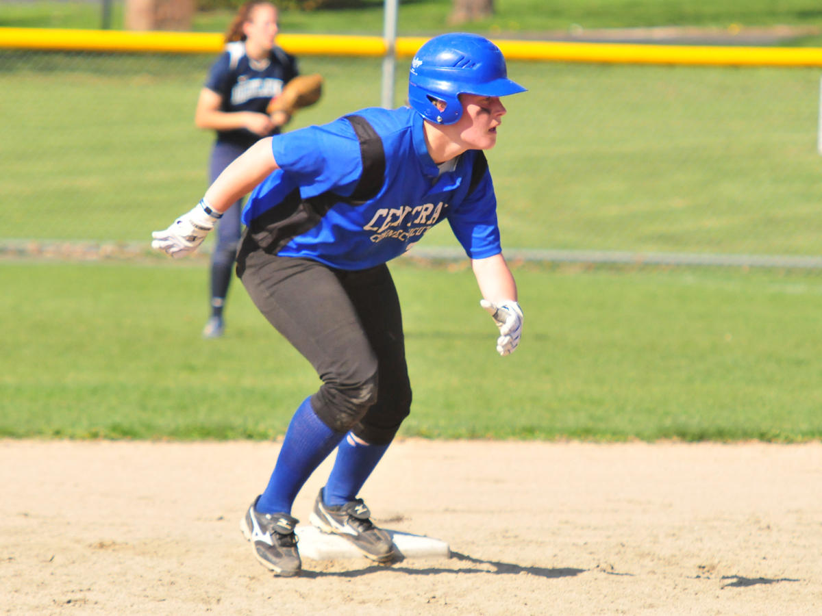 Softball Takes Doubleheader at Temple