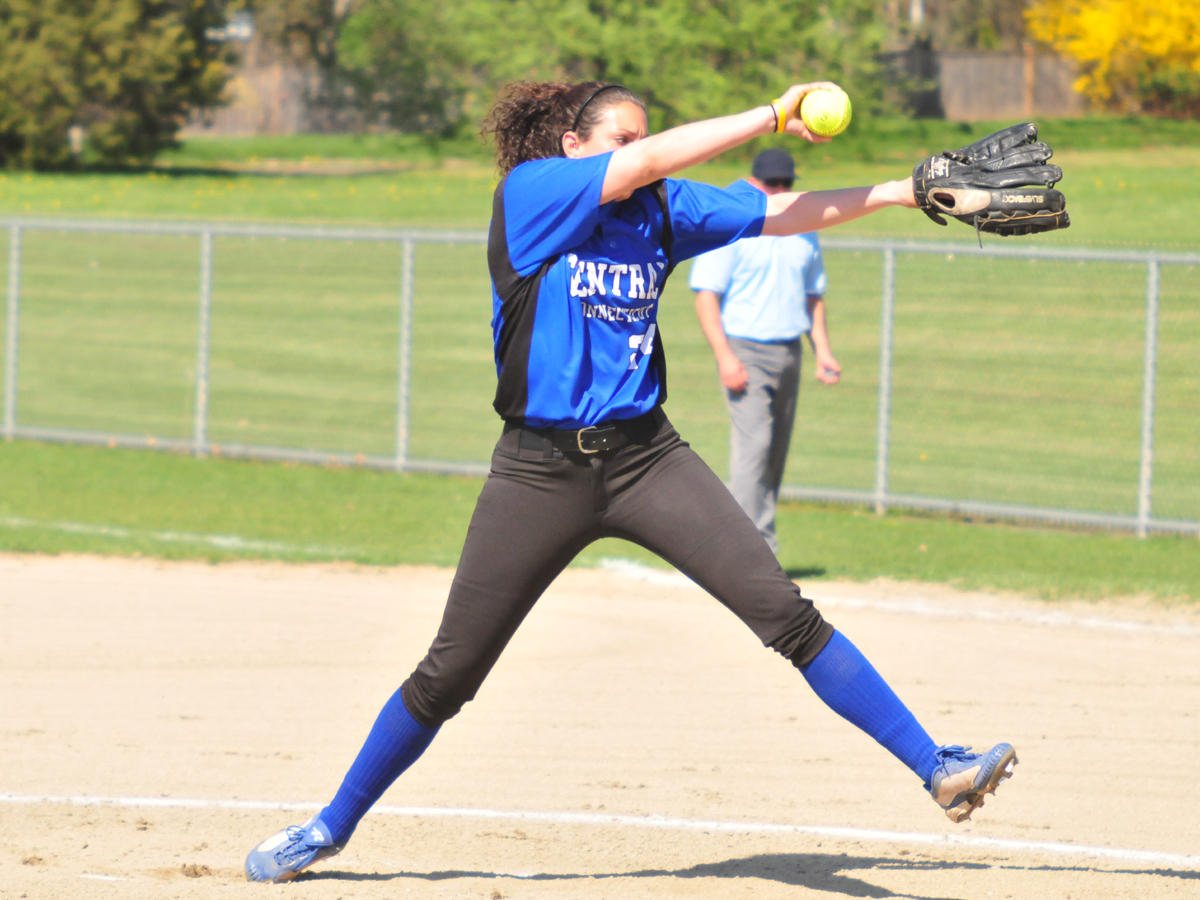 Softball Splits Doubleheader with Wagner on Saturday in New Britain