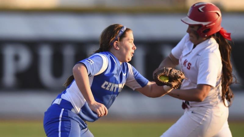 Softball Shuts Out Holy Cross Twice on the Road Thursday