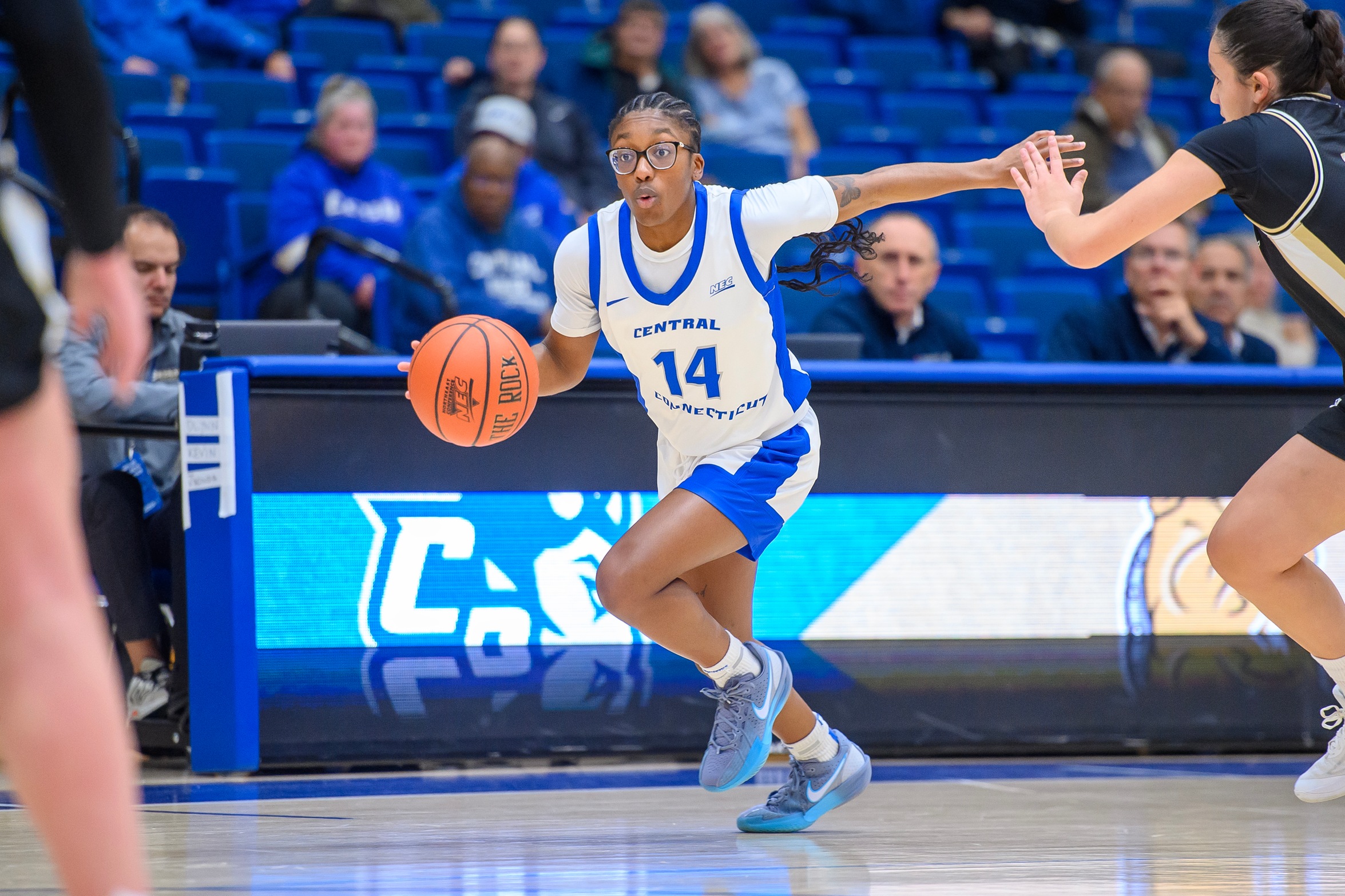 Women's Basketball Hosts Dartmouth On Monday Morning