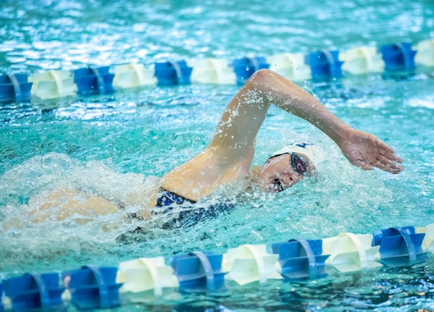 Katie Czulewicz earned gold in the 500 freestyle in the first individual event of the 2023 NEC Championship. (Photo: Steve McLaughlin)