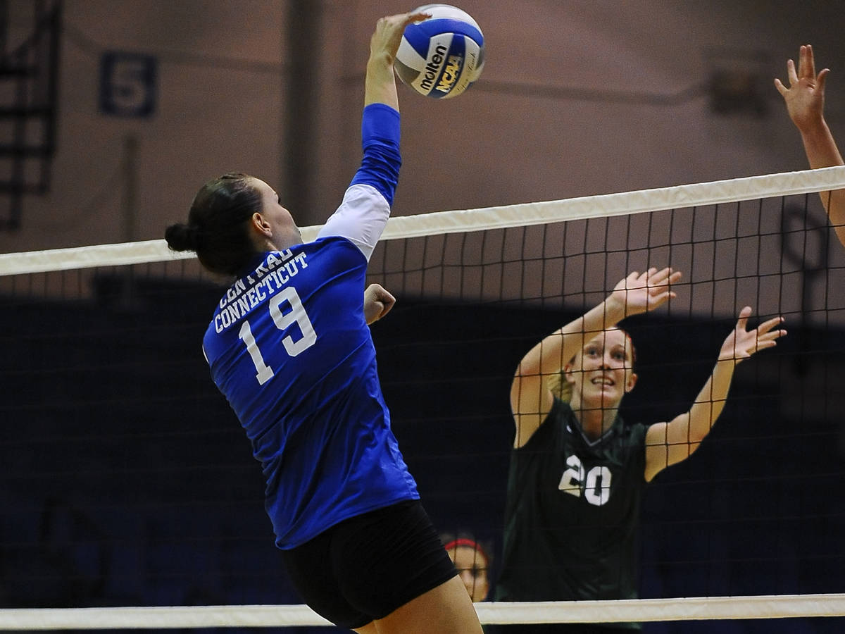 Volleyball Improves to 5-0 In Northeast Conference After Topping Robert Morris 3-2